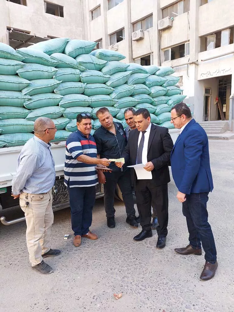 ضبط 220 شيكارة دقيق مدعم مهربة بالوراق والتحفظ على السيارة