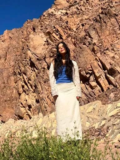 أحمد الفيشاوي يغازل حبيبته كاميلا فيونا.. والجمهور يعلق_3