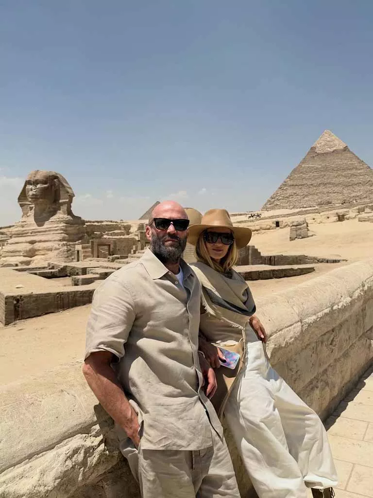 النجم العالمي جيسون ستاثام في جولة أمام سفح الأهرامات