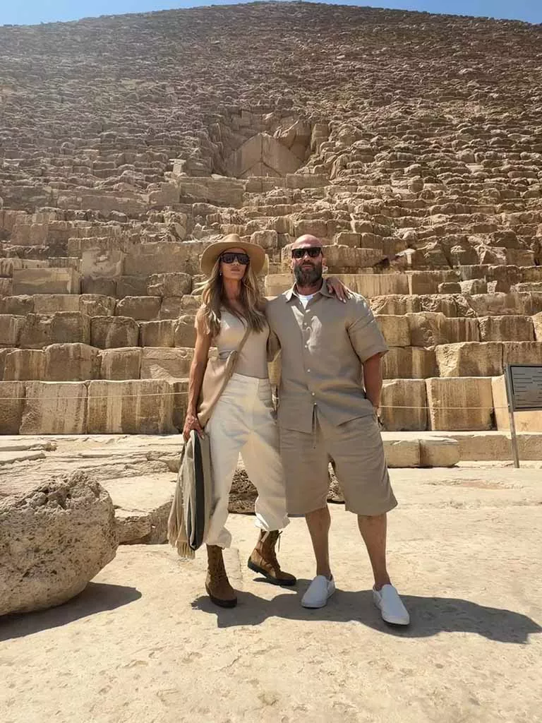 النجم العالمي جيسون ستاثام في جولة أمام سفح الأهرامات