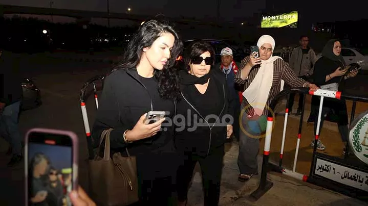 فيفي عبدة تصل عزاء سهير زكي (2)