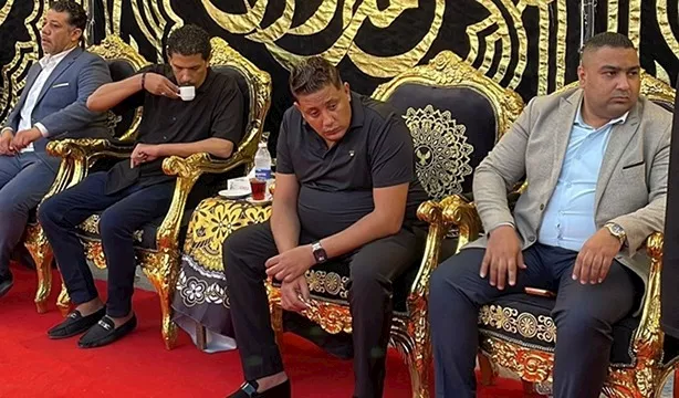 الحزن يسيطر على حمو بيكا أثناء تلقيه عزاء والده في الإسكندرية_1