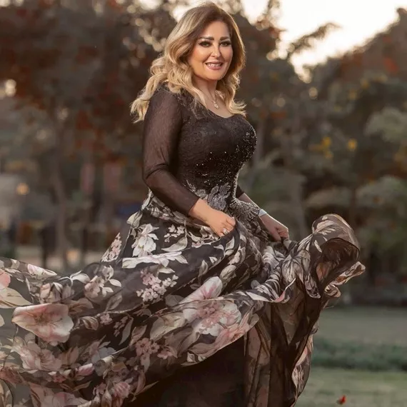 العربية كانت هتولع بيا.. نهال عنبر تنجو من حادث على طريق الساحل