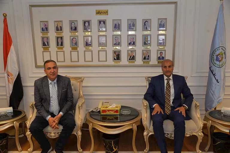 محافظ أسيوط يستقبل رئيس الهيئة العامة للخدمات البيطرية لبحث تطوير المنظومة البيطرية ودعم الثروة الحيوانية (1)