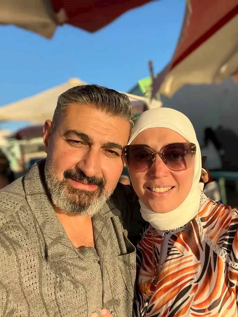 ياسر جلال يخطف الأنظار بصور جديدة مع زوجته في الإسكندرية | مصراوي