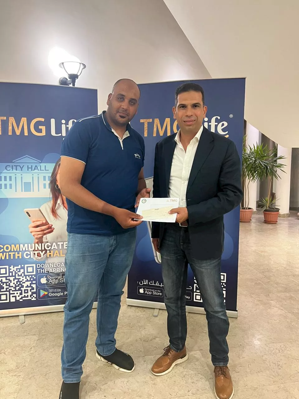 هشام طلعت مصطفى يُسلّم عامل الدليفري مكافأة 100 ألف جنيه