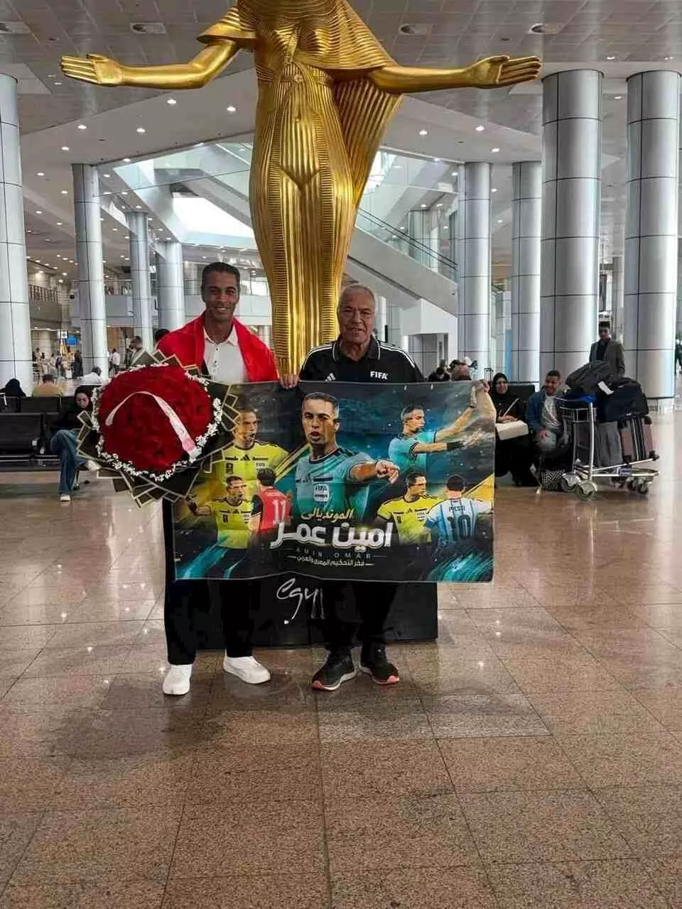 والد أمين عمر يستقبله في مطار القاهرة بعد نهاية مشواره في كأس العالم 2026 (2)