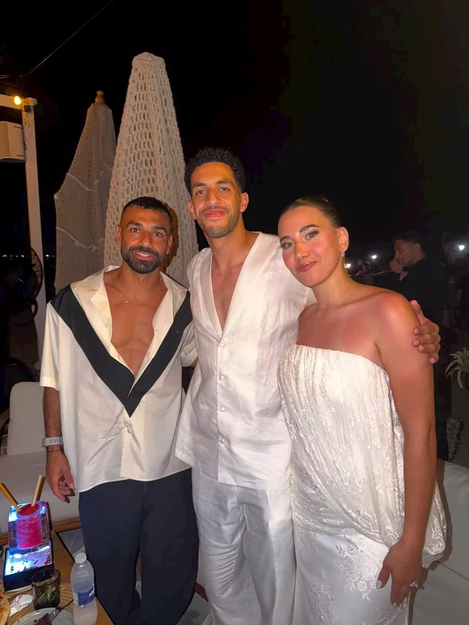 محمد صلاح مع مصطفى شوبير وزوجته (1)