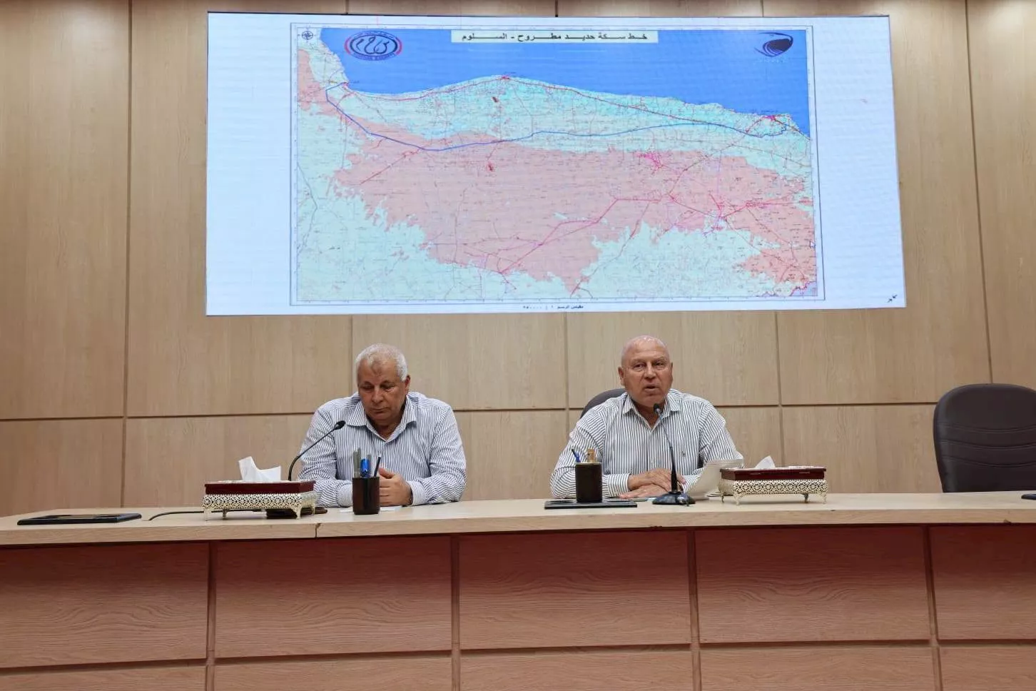 كامل الوزير يستعرض خطة تطوير النقل بمحافظة مطروح مع مشايخ القبائل (1)