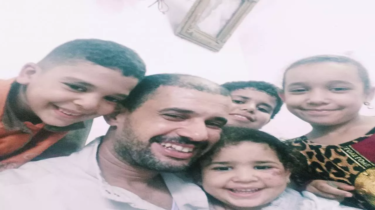 الأب رفقة أبناءه