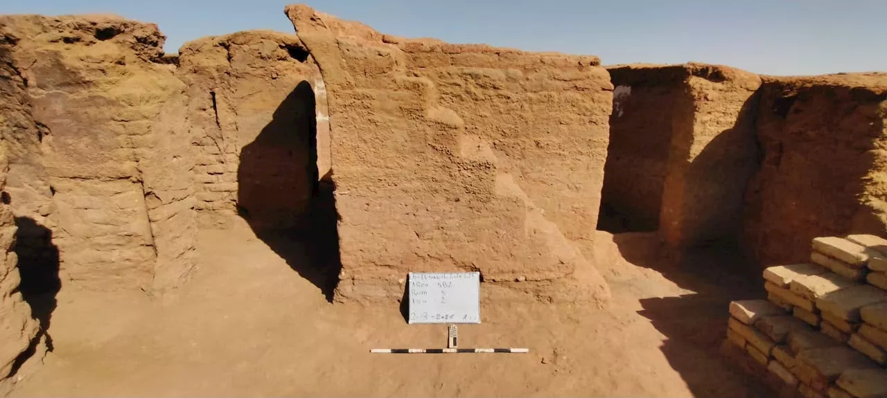 اكتشاف مدينة بيزنطية متكاملة بالوادي الجديد تضم كنيسة ووثائق وعملات أثرية (1)