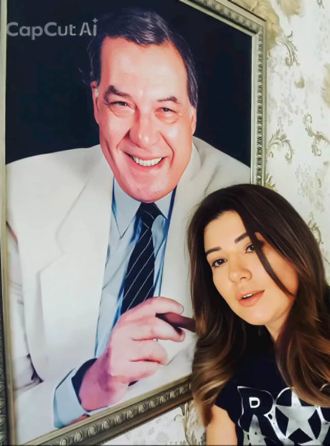 رانيا فريد شوقي أمام صورة والدها