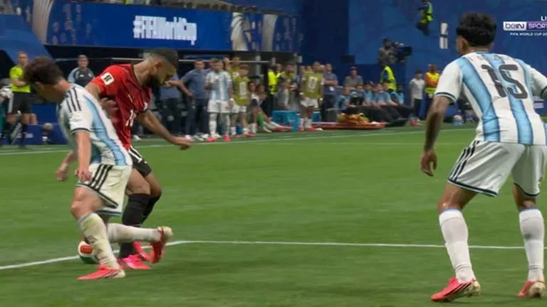 تدخل من لاعب الأرجنتين على صلاح قبل الهدف الثالث (2)