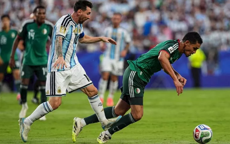 تدخل ميسي على لاعب الجزائر_7