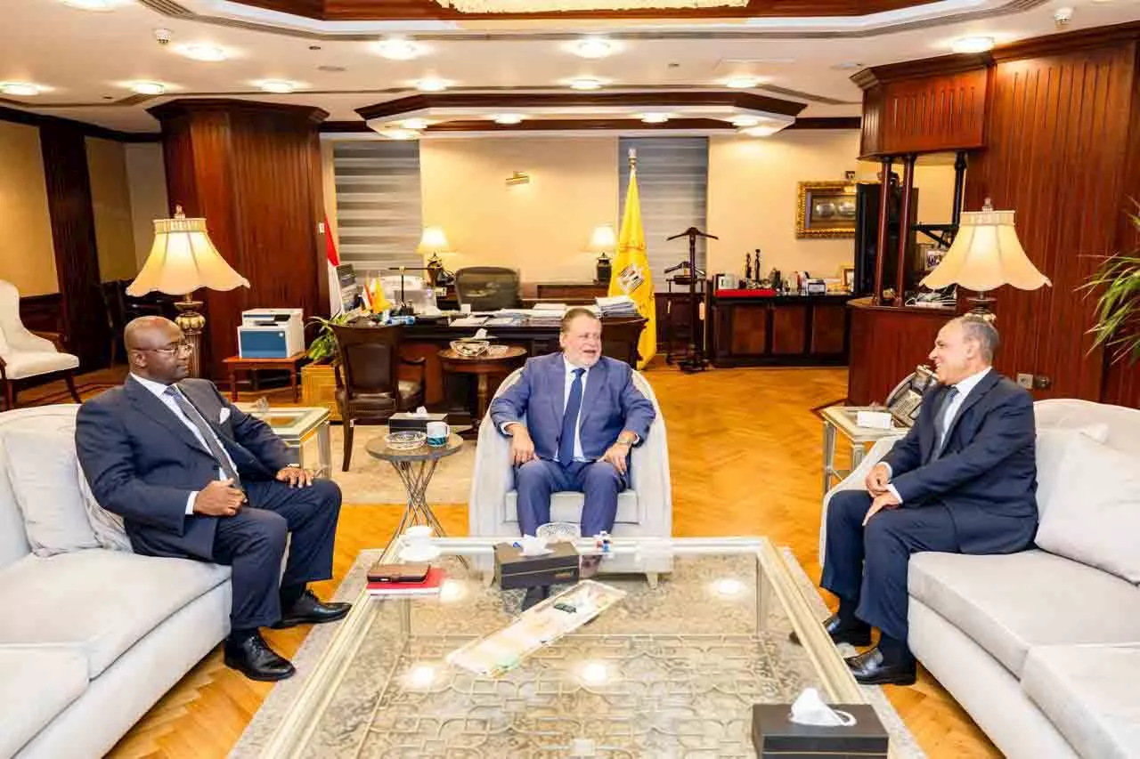 محافظ المركزي يبحث مع رئيس أفريكسيم بنك تحضيرات عقد منتدى إفريقيا للأعمال (2)