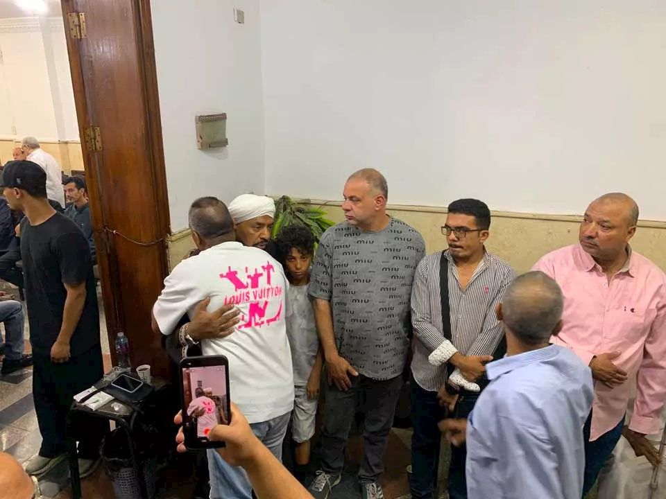 حجازي متقال يستقبل المعزين في عزاء والدته بمسجد الحجاز_4