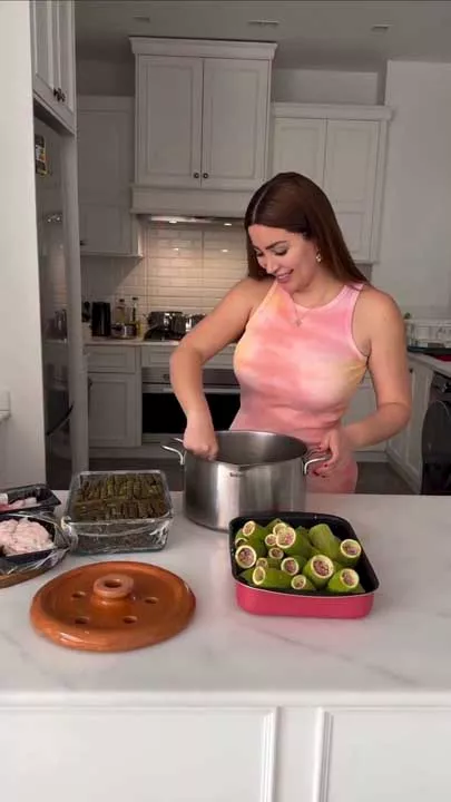 العيلة الفرفوشة رزق.. نسرين طافش تشارك متابعيها تحضيرها محشي ورق العنب_1