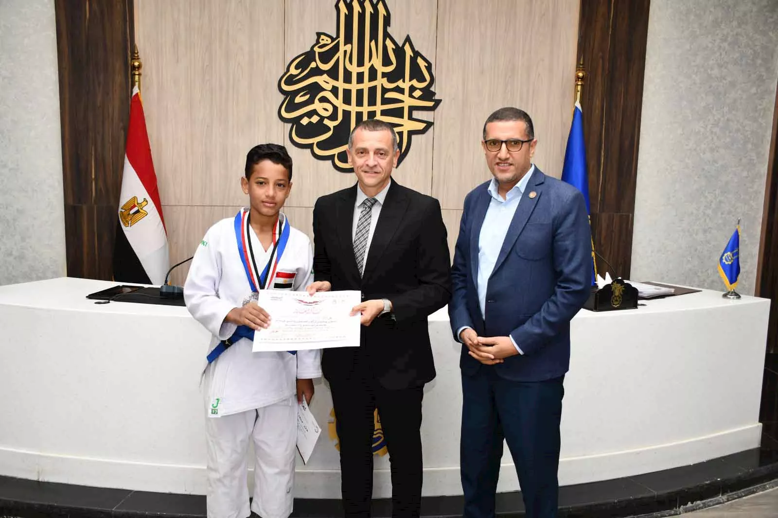 محافظ أسوان يكرم بطل الجودو
