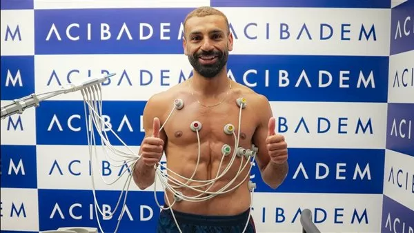 محمد صلاح يخضع للكشف الطبي