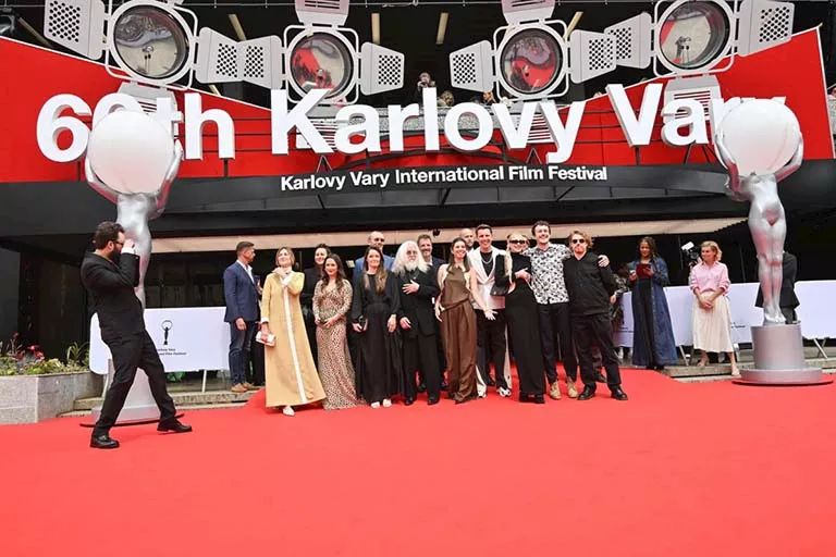 cerveny-koberec-a-uvod-k-filmu-robert-richardson-bily-dabel (1)