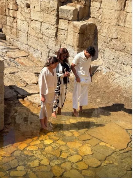 هالة صدقي مع ابنها وابنتها في الأردن