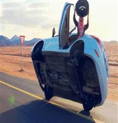 فيديو: شاب يقوم بتغيير اطارات اكسنت تسير على عجلتي