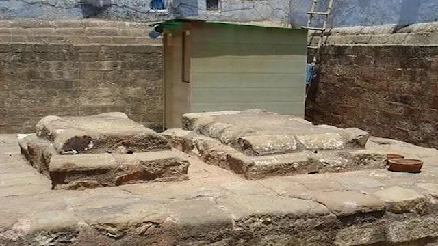 ما حكم دفن النساء مع الرجال في عين واحدة؟