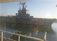 صورة لحاملة الطائرات الفرنسية شارل ديجول تعبر قناة