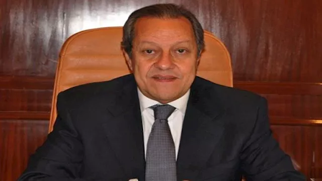 منير فخري عبد النور وزير الصناعة                  