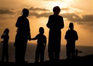 يهود متشددون يصلون على شاطئ مدينة هرتسليا قرب تل ا