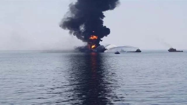 احتراق ناقلة نفط- ارشيفية                         