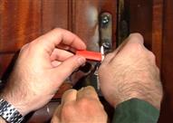 طبيبة تفض الشمع الأحمر والأختام