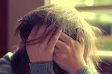 كبت المشاعر يسبب جفاف الحلق وزغللة العين - طبيب يوضح  