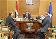 محافظ دمياط مع مسؤولي مديرية التموين