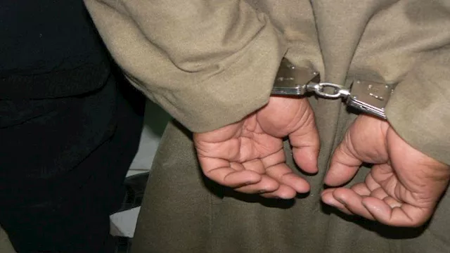 تم تسليمه إلى قوات الشرطة.