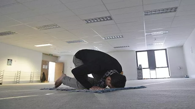 حكم من صلى دون أن يتحرى جهة القبلة