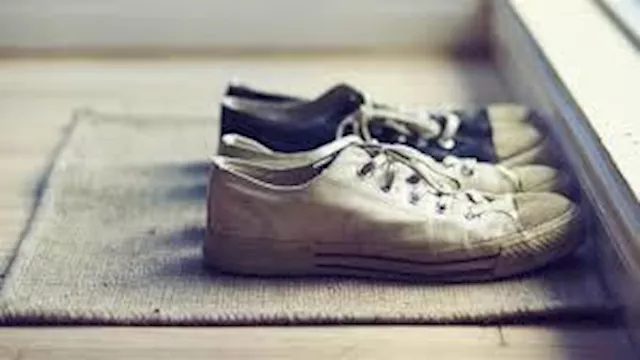 أضرار دخول المنزل بالأحذية 