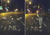 بريطاني يلقي بنفسه أمام سيارة مُسرعة على الطريق له