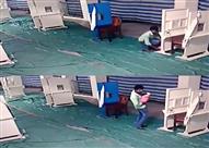 هندي يقبل مولوده قبل تركه أمام كنيسة