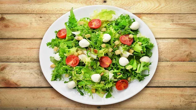 طبق سلطة على الإفطار