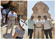 رئيس مدغشقر وزوجته في جولة بمنطقة الأهرامات