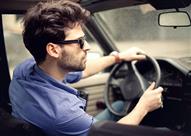 قيادة السيارة بنظارة شمسية