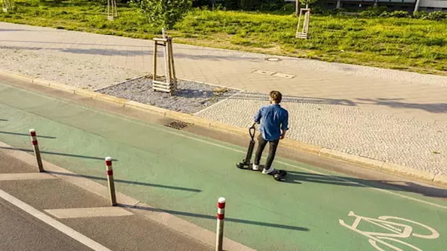 قيادة السكوتر الكهربائي                           