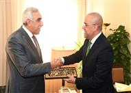 وزير الإسكان مع السفير العراقي