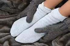 أمراض تزيد الشعور ببرودة الأطراف في الشتاء