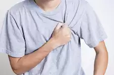 احذر تجاهل الأعراض.. طبيب يكشف الفارق بين الذبحة ا