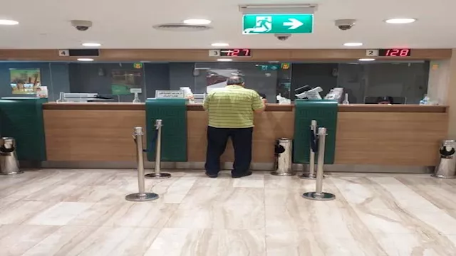 البنك الأهلي يضع شرائح عازلة بالفروع لحماية الموظف