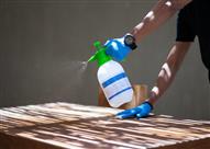  لا يُنصح برش الأشخاص بالمطهرات في أماكن العمل