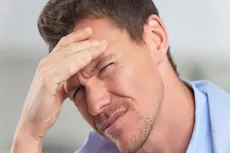 أسباب الصداع في مقدمة الراس مع العينين- هل له دلالات خطيرة؟