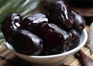 البلح الأسود قبل النوم- إليك فوائده